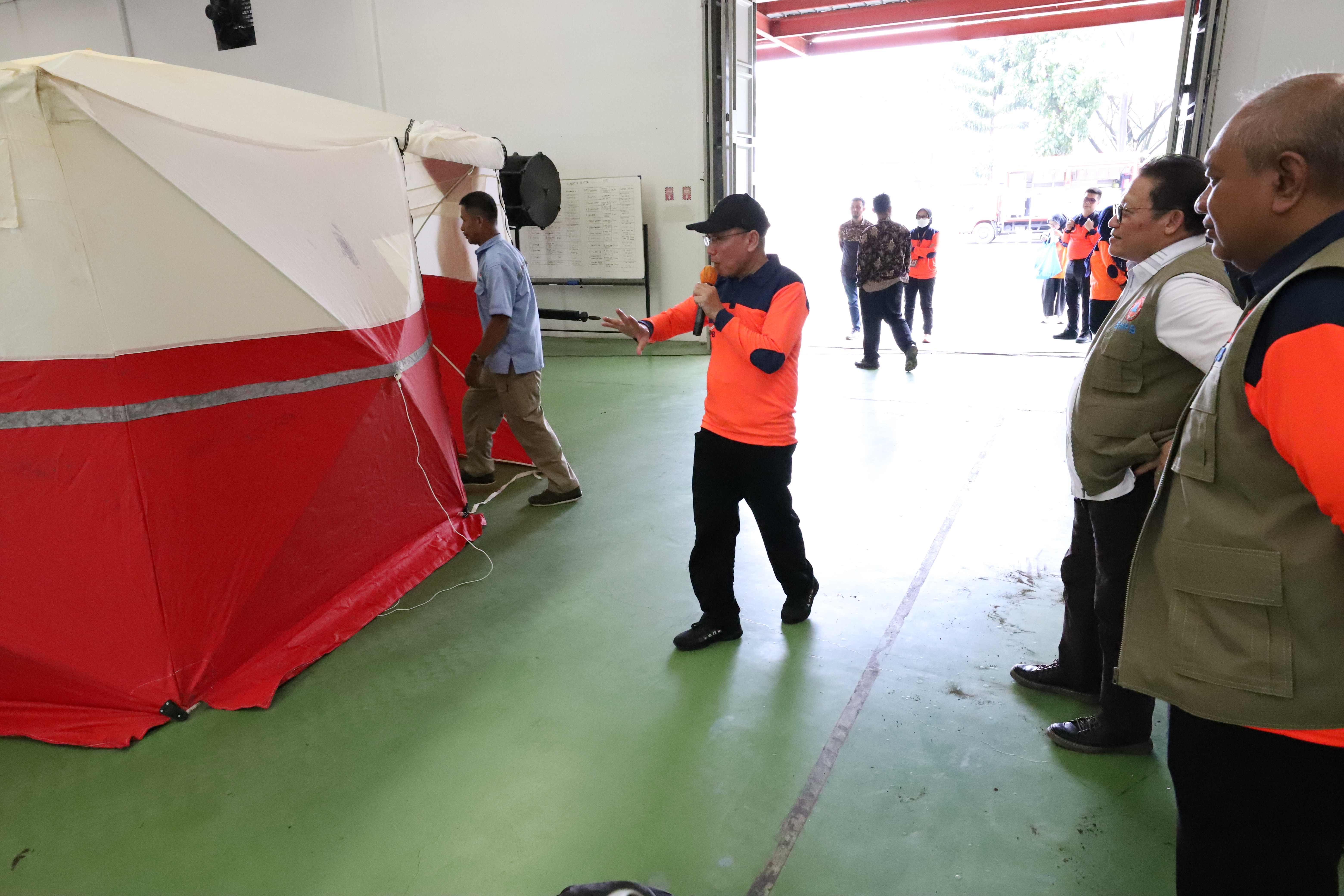 Deputi Bidang Logistik dan Peralatan Lilik Kurniawan melihat praktik pembuatan tenda saat Apel Kesiapsiagaan TRC Logpal di Gudang Logistik BNPB, Bogor, Jawa Barat, Rabu (3/5).